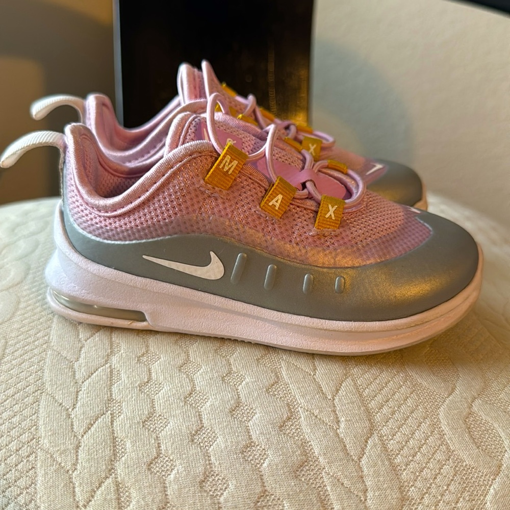 👟👟👧 - Picture 2 of 9